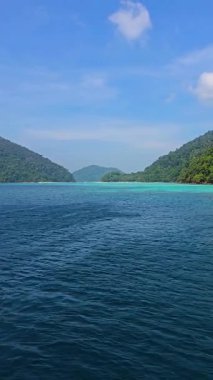Tayland 'daki Surin Adası berrak sularıyla ve parlak mavi gökyüzünün altındaki yemyeşil tepeleriyle büyülenir. Doğayı keşfetmek için mükemmel bir gün. Deniz kıyısında güzellik ve sükunet..