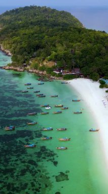 Tayland 'daki Koh Lipe' nin nefes kesici manzarasını deneyin. Renkli teknelerin turkuaz suları doldurduğu yemyeşil yeşil kumsalların çerçevelediği el değmemiş kumlu plajlar..