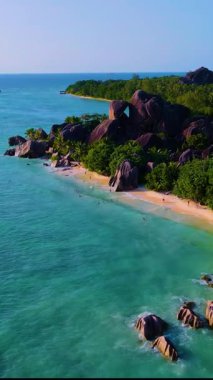Anse Source DArgent La Digue Seyşeller 'in soluk kesen güzelliğini deneyin masmavi suları ve yemyeşil manzaralarıyla. Huzurlu ortamın ve büyüleyici kıyı manzarasının tadını çıkar. 