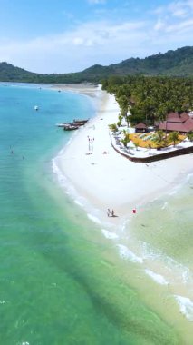 Koh Mook Adası 'nın çarpıcı sahil şeridini keşfedin. Turkuaz dalgalar yavaşça kıyıya vuruyor. Yeşilliğin ve sakin çevrenin tadını çıkarırken güneşin altında rahatla..