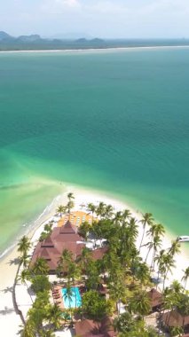 Turkuaz suların el değmemiş kumlu kıyılarla buluştuğu Koh Mook Adası 'nın nefes kesici güzelliğini keşfedin. Sallanan palmiye ağaçlarının altında rahatla ve tropik cennet havasının tadını çıkar..