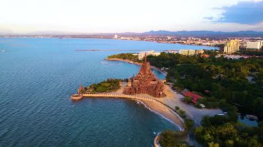 Gerçeğin Sığınağı 'nın nefes kesen manzarası antik sanatla doğal manzaraları harmanlıyor. Pattaya Tayland 'daki bu görkemli tapınağın arkasında güneşin batışını izleyin.