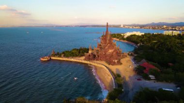 Pattaya, Tayland 'da muhteşem bir mimari harikası olan Hakikat Mabedi' ni keşfedin. Bu inanılmaz tapınak gösterileri karmaşık oymalar ve okyanus manzaraları, özellikle de gün batımında..