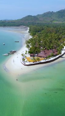 Tayland 'daki Koh Mook Adası' nın güzelliğini tecrübe edin, yemyeşil palmiyelerin yumuşak beyaz kumlarla buluştuğu yer. Bu tropikal cennet, sakin kıyıları boyunca rahatlamaya ve keşfe davet ediyor..