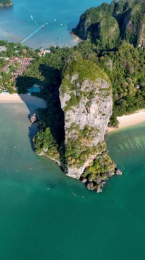 Krabi Tayland 'ın nefes kesici güzelliğini tecrübe edin, kristal berrak sulardan yükselen görkemli kireçtaşı uçurumları, yemyeşil ve altın plajlarla çevrili, Railay Sahili insansız hava aracı manzarası 