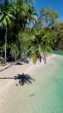 Altın kumlar ve bereketli palmiye ağaçları Koh Kood Tayland 'da sakin bir plaj oluşturur. Kristal berraklığında sular yavaşça kıyıya vurur. Rahatlamak ve keşfetmek için mükemmel bir vaha yaratır.. 