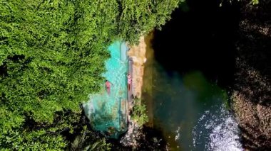 Tayland 'da berrak sularla canlı yeşilliğin buluştuğu tenha bir yerin dingin güzelliğini deneyimleyin. Rahatla ve yağmur ormanlarındaki bir yüzme havuzunda rahatla. 