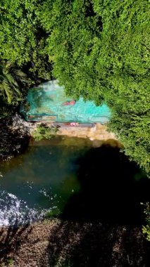 Tayland 'ın sakin manzarasında canlı yeşilliklerle çevrili doğal havuzlar. Huzur ve macera arayan doğa severler için mükemmel bir kaçış, yağmur ormanlarında yüzme havuzu