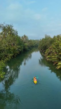 Kanocular Chumphon Tayland 'da canlı yeşilliklerle çevrili sakin su yollarında dolaşırlar. Barışçıl atmosfer doğayı ve macerayı keşfetmeye davet ediyor..