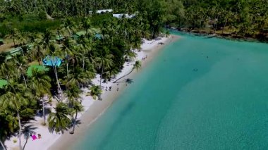 Koh Kood Tayland kıyı cennetinin huzurunu yaşayın, yumuşak beyaz kumlar, bereketli palmiyeler ve kristal berrak turkuaz sularla.