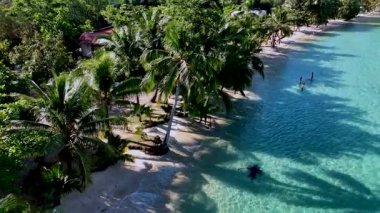 Koh Kood Tayland 'da sahile vuran yumuşak dalgaların olduğu sakin bir plaj keşfedin. Bereketli yeşil palmiye ağaçları, rahatlama ve rahatlama için mükemmel bir kaçış yeri oluşturan gölgeler sağlar..