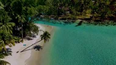 Koh Kood Tayland 'daki tropikal bir plajın nefes kesici güzelliğini keşfedin, altın kumlar ve yemyeşil sularla çevrili canlı turkuaz sularla. Rahatlama ve macera bekliyor..