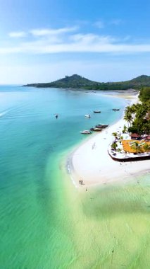 Koh Mook Adası 'nın çarpıcı sahil şeritlerini ve kristal berrak sularını deneyin. Yumuşak kumlu sahillerde rahatlayın ve ılık güneşin altındaki sakin çevreyi keşfedin..