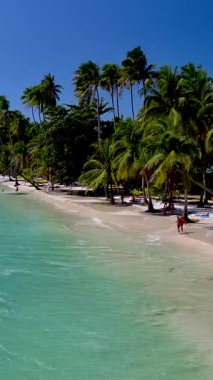 Altın plajların turkuaz sularla buluştuğu Koh Kood Tayland 'ın nefes kesici kıyı şeridini keşfedin. Bereketli palmiye ağaçları rüzgarda hafifçe sallanır, sakin bir tropikal kaçış yaratır rahatlamak için mükemmel