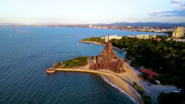 Pattaya, Tayland 'da nefes kesici bir ahşap tapınak olan Hakikat Sığınağı' nı keşfedin. Tayland Körfezi 'nin turkuaz sularına bakan karmaşık oymalarına hayret edin..