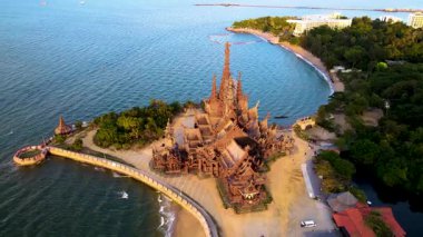 Pattaya, Tayland 'da bir mimari mucize olan Hakikat Tapınağı' nı keşfedin. Bu tapınak karmaşık ahşap oymalar sergiliyor ve nefes kesici kıyı manzaralarıyla çevrili..