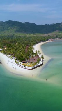 Tayland 'daki Koh Mook Adası' nın nefes kesici güzelliğini keşfedin. Tozlu beyaz sahillerde rahatlayın, turkuaz sularda yüzün ve bu cenneti çevreleyen sakin palmiye ormanlarının tadını çıkarın..