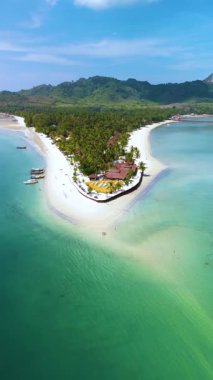 Tayland 'daki Koh Mook Adası' nın güzelliğini deneyin, sakin plajlarını, canlı sularını ve yemyeşil manzaralarını sergileyin. Çarpıcı sahil şeridi rahatlamayı ve macerayı davet ediyor..