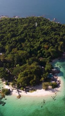 Tayland 'daki Koh Munnork adlı tropikal bir adanın güzelliğini yaşayın. Canlı yeşillikler, berrak suları, yumuşak kumlu plajları, rahatlamayı ve macerayı davet eden.