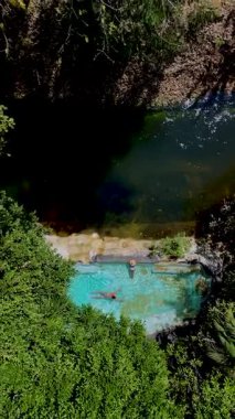 Ziyaretçiler, Tayland 'da berrak sulara batmış ve canlı yeşilliklerle çerçevelenmiş sakin doğal havuzları keşfediyorlar. Ortam, doğaya mükemmel bir kaçış sunuyor..