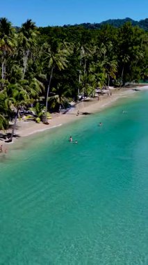 Ziyaretçiler, sakin suların ve Koh Kood Tayland kıyıları boyunca yumuşak kumların keyfini çıkarırken, hafif esintide sallanan gür palmiye ağaçları tarafından tamamlanıyor. Mükemmel bir kaçış bekliyor..