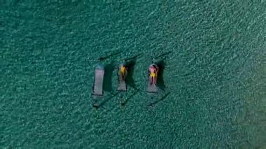 Güneş banyosu yaparken, hamaklarda güneşlenirken, güneşi emerken ve bu tropik kaçışın huzurlu atmosferini kucaklarken Koh Kood Tayland 'ın berrak sularını hissedin..