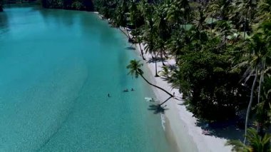 Koh Kood Tayland 'daki tropik cennet, el değmemiş sulara ve dingin bir sahil boyunca sallanan palmiye ağaçlarına sahiptir. Güneş banyosu yapanlar sakin dalgaların tadını çıkararak, cennet gibi bir kaçış ortamı yaratırlar..