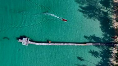 Koh Kood Tayland 'ın berrak turkuaz sularına uzanan uzun ve ahşap bir rıhtımın sakin manzarası..