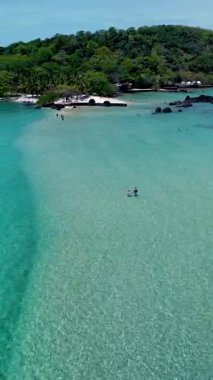 Tayland 'daki Koh Mak Koh Kham Adası' nın berrak turkuaz suları, parlak kumlu plajları ve yemyeşil yeşillikleri içeren dingin güzelliğini keşfedin. Doğa aşıkları için mükemmel bir kaçış..