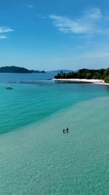 Sakin turkuaz sular Koh Mak ve Koh Kham Adası Tayland kıyılarını kucaklayarak, ziyaretçileri keşfetmeye davet ediyor..