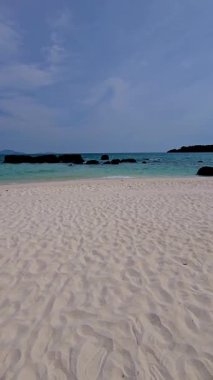 Yumuşak beyaz kumların berrak turkuaz sularla buluştuğu Koh Mak Koh Kham Adası Tayland 'ın dingin güzelliğinin tadını çıkarın. Sıcak güneşin altında rahatlamak ve macera yaşamak için bu tropikal cenneti keşfedin..