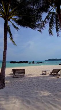Koh Mak ve Koh Kham Adası Tayland 'ın yumuşak kumlarında sallanan palmiye ağaçları altında rahatlayın. Sersemletici turkuaz sular ve sakin bir atmosfer. Rahatlamak ve doğanın tadını çıkarmak için mükemmel..