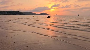 Güneş ufukta batarken Koh Mak Tayland 'ın sakin güzelliğine tanık olun. Sakin sulara altın bir parıltı saçıyor. Yumuşak dalgalar kıyıya vurur, huzurlu bir atmosfer yaratır..