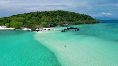 Berrak turkuaz sular Koh Mak ve Koh Kham Tayland 'ın kumlu kıyılarında rahatlamaya yol açıyor. Yeşillik ve canlı manzaralar doğal güzelliklerle dolu huzurlu bir kaçış yolu yaratır. 