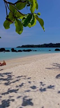 Tayland 'daki Koh Mak Koh Kham Adası' nın huzur dolu güzelliğini görün. Yumuşak beyaz kumlar ve kristal berrak sular, ziyaretçileri sıcak güneşin altında gevşemeye davet ediyor ve sakin bir kaçış yaratıyor..