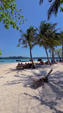Tayland 'daki Koh Mak ve Koh Kham Adası' nın yumuşak kumlarında rahatlayın. Yumuşak meltemde sallanan gür palmiye ağaçları mükemmel bir tropikal kaçış yaratır..