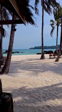 Kendinizi Koh Mak ve Koh Kham Adası Tayland 'ın dingin güzelliğine daldırın. Altın kumlar, sallanan palmiyelerle çerçevelenmiş berrak mavi sularla buluşur. Mükemmel bir tropikal kaçış bekliyor..