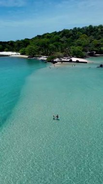 Koh Mak 'ın ve kristal berrak suların yumuşak kumlu plajlarla buluştuğu komşu Koh Kham Adası' nın sakin atmosferini hissedin. Rahatlatıcı anlar Tayland 'ın sıcak güneşi altında bekliyor.