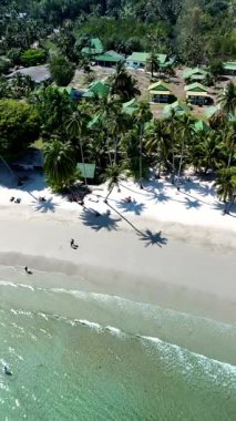 Tayland 'daki Koh Kood Adası' nın sakin güzelliğini keşfedin. Yumuşak kumlu plajların bereketli palmiye ağaçlarıyla buluştuğu yer. Güneşin altında sakin günlere tanık olun. Etrafı tropik manzaralarla çevrili..
