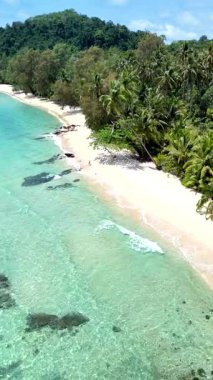 Tayland 'daki Koh Kood Adası' nın dingin güzelliğini keşfedin, kristal berrak suların yumuşak beyaz kumlara çarptığını gösterin..