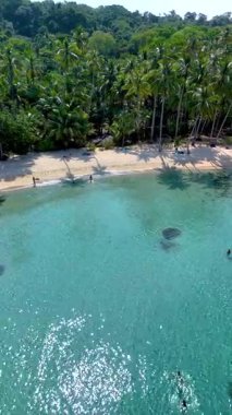 Kendinizi, altın kumların kristal berrak sularla buluştuğu Tayland 'daki Koh Kood Adası' nın nefes kesici güzelliğine daldırın. Tatilciler bereketli palmiyelerin arasında güneşlenmeyi ve yüzmeyi severler..