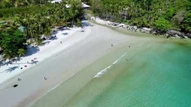 El değmemiş beyaz kumlar ve turkuaz sular Tayland 'daki Koh Kood Adası' ndaki bu gizli mücevheri tanımlar. Ziyaretçiler güneşlenmeyi, yüzmeyi ve huzurlu bir tropikal cennette yemyeşil çevreyi keşfetmeyi severler..