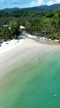 Koh Kood Adası, Tayland 'da güzel bir tropik cennet. Yumuşak kumlar berrak sularla buluşur. Ziyaretçiler bereketli yeşilliklerle çevrili iken güneşlenmeyi, yüzmeyi ve palmiye ağaçlarının altında dinlenmeyi severler..