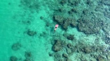 Tayland 'daki Koh Kood Adası' nı çevreleyen canlı su altı ekosistemini araştırın. Renkli balıkların bu tropikal cennette çarpıcı mercan oluşumları arasında yüzerken şnorkelle yüzme zevkini yaşayın..