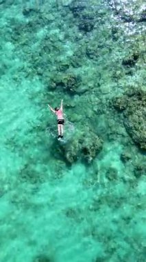 Renkli mercan resifleri üzerinde zahmetsizce süzülen bir şnorkelçi gibi canlı sualtı dünyasını keşfedin..