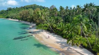 Koh Kood Adası, Tayland 'da sakin kumlu bir sahili keşfedin..