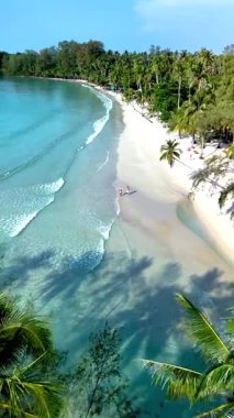 Koh Kood Adası 'nın sakin kıyıları Tayland sahillerinde hafif dalgalar eşliğinde rahatlamaya davetiye çıkarır.