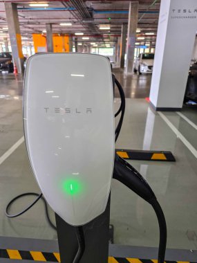 Bangkok Tayland 6 Şubat 2025, bir alışveriş merkezinin altındaki park yerindeki modern bir elektrikli araç şarj istasyonu, ziyaretçiler Tesla araçlarını şarj ederken alışveriş yapabiliyorlar..