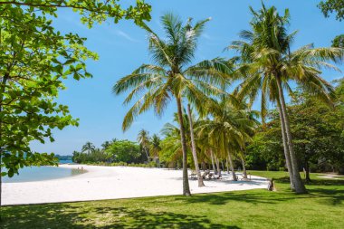 Koh Kham Adası 'nın göbeğine kurulmuş Tayland' da sallanan palmiye ağaçlarıyla çevrili çarpıcı beyaz kumlu plajlar vardır. Rahatlama, sahil taraması ve doğa keşfi için mükemmel bir yer..