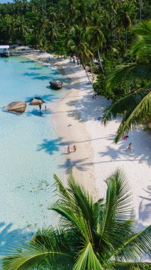 Koh Kood Adaları 'nın nefes kesici hava manzarasını deneyimleyin el değmemiş plajları büyüleyici turkuaz suları, durgun kıyıları ve güzel Tayland' daki yemyeşil palmiye ağaçlarını.